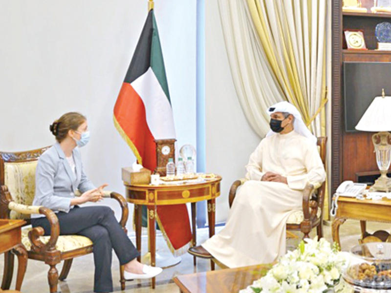 نائب وزير الخارجية السفير مجدي الظفيري مستقبلاً سفيرة بريطانيا أمس