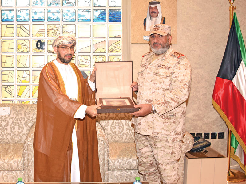 رئيس الأركان العامة للجيش، الفريق الركن خالد الصالح مستقبلا سفير عمان أمس