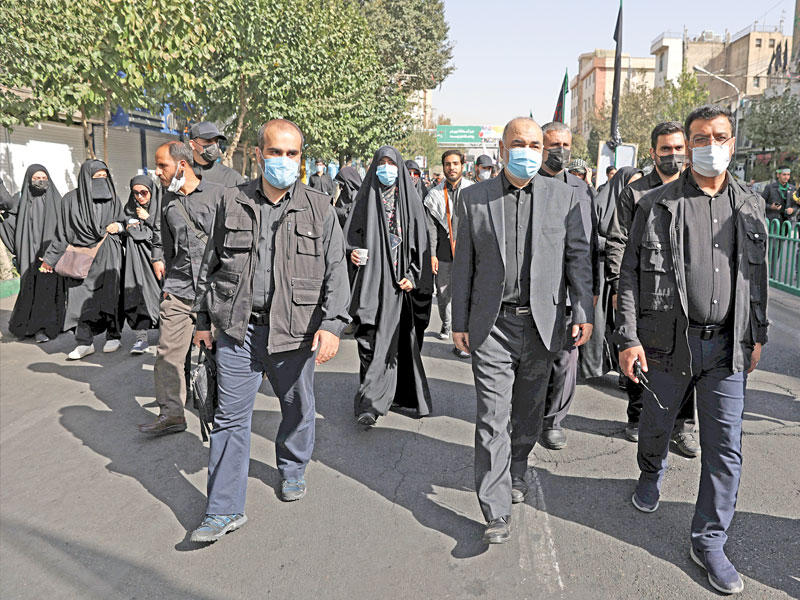 قائد «الحرس الثوري» حسين سلامي خلال مسيرة أربعينية الحسين في طهران أمس  (رويترز)