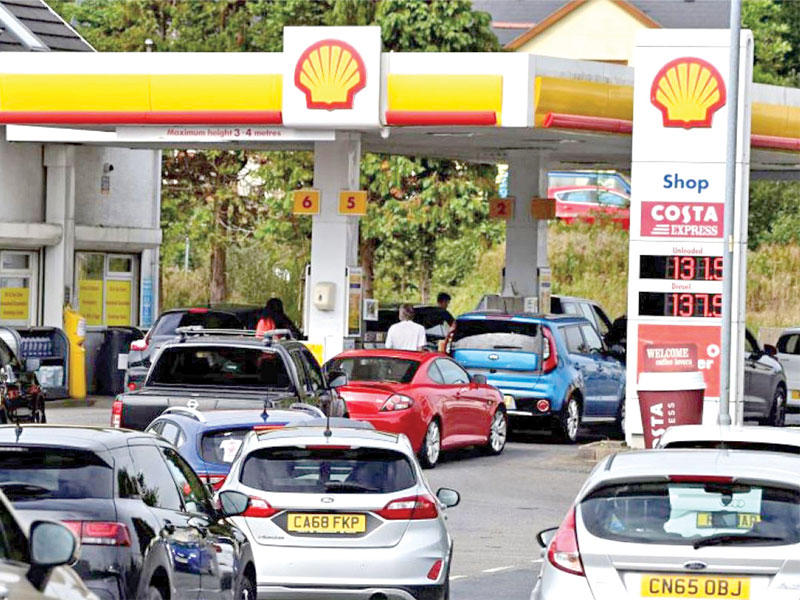 مشكلة نقص الوقود التي تفاقمت بشكل كبير خلال اليومين الماضيين في بريطانيا