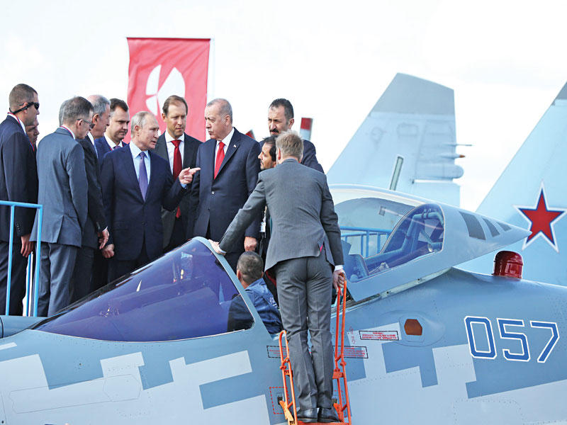 إردوغان وبوتين يستعرضان طائرة حربية 