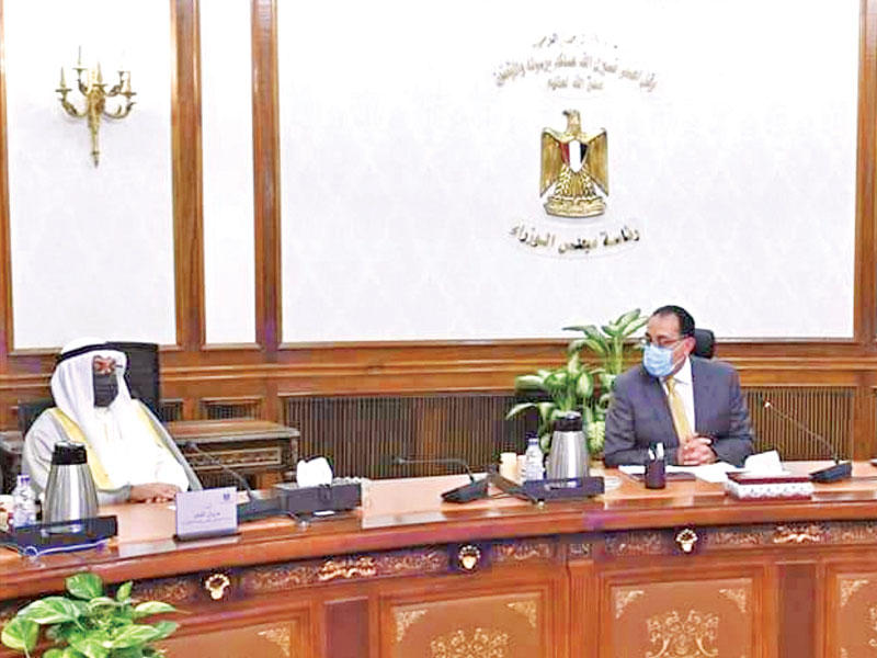 رئيس الوزراء المصري مصطفى مدبولي والمدير العام للصندوق الكويتي للتنمية الاقتصادية العربية مروان الغانم