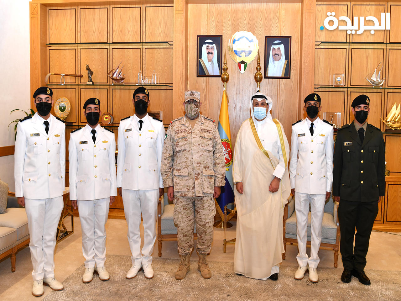 نائب رئيس مجلس الوزراء وزير الدفاع، الشيخ حمد الجابر ورئيس الأركان العامة للجيش الفريق الركن خالد الصالح مع الضباط الجدد أمس