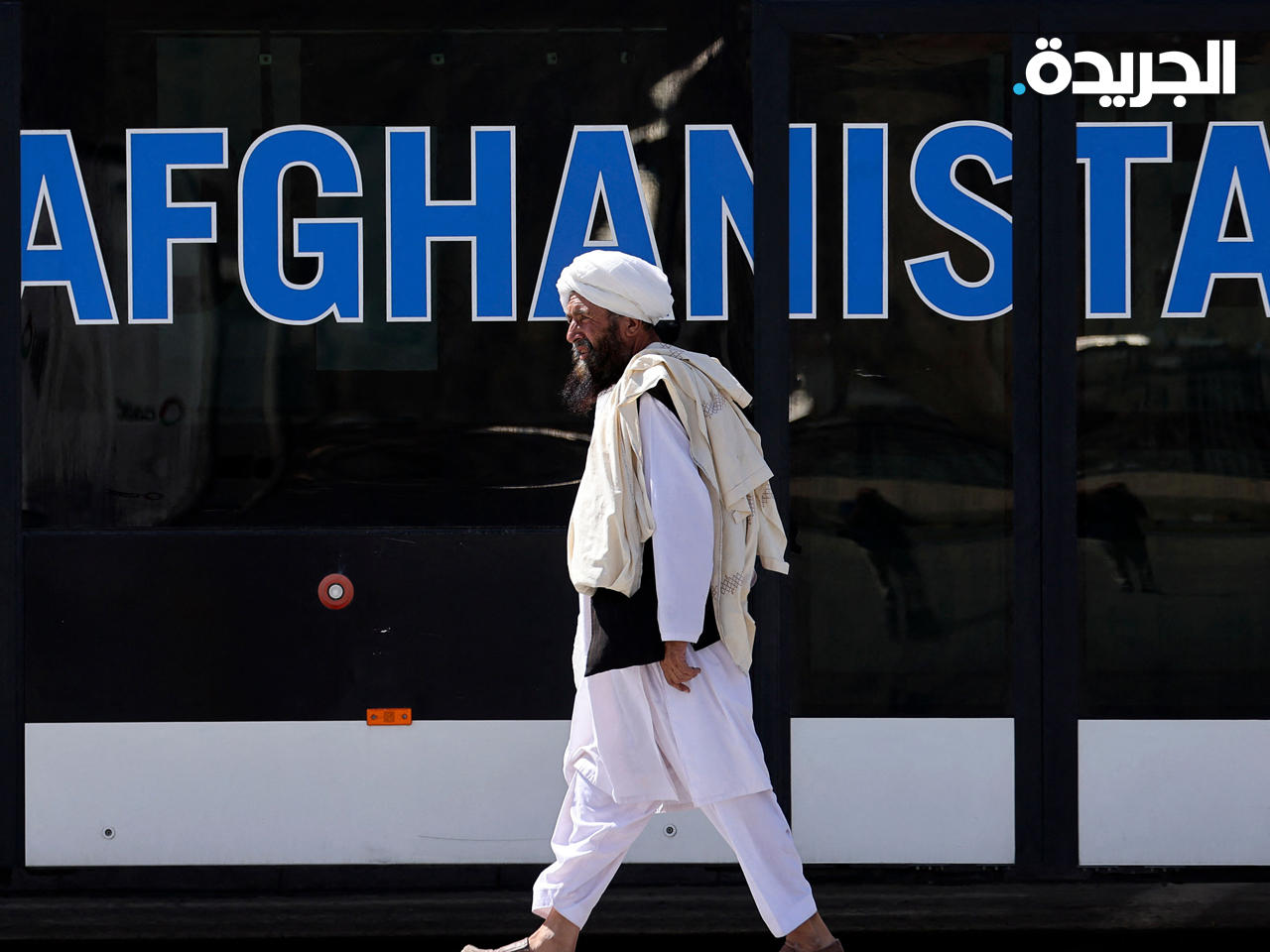 عنصر من طالبان أمام مطار كابول