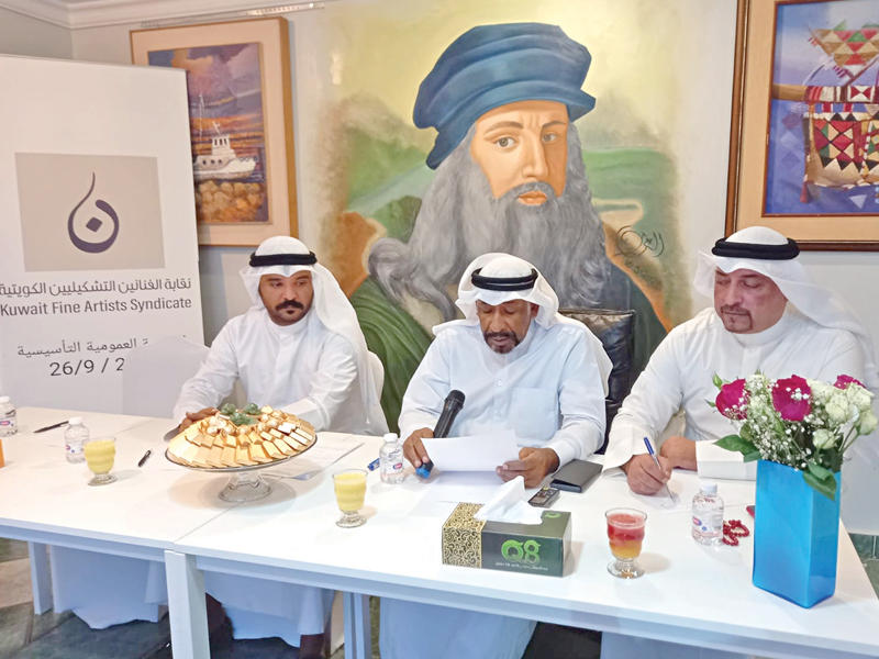 الفنان سعود الفرج متوسطاً الفنان الشطي وفهد الهاجري