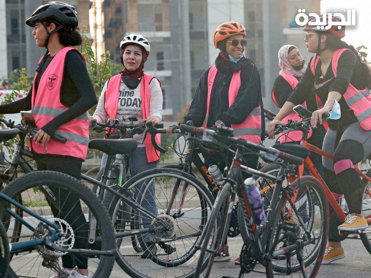 سعوديات يكسرن المحظورات بممارسة ركوب الدراجات في الشارع