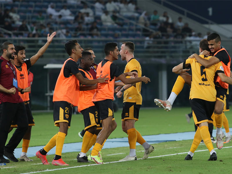 فرحة لاعبي القادسية بعد إحراز هدف المباراة