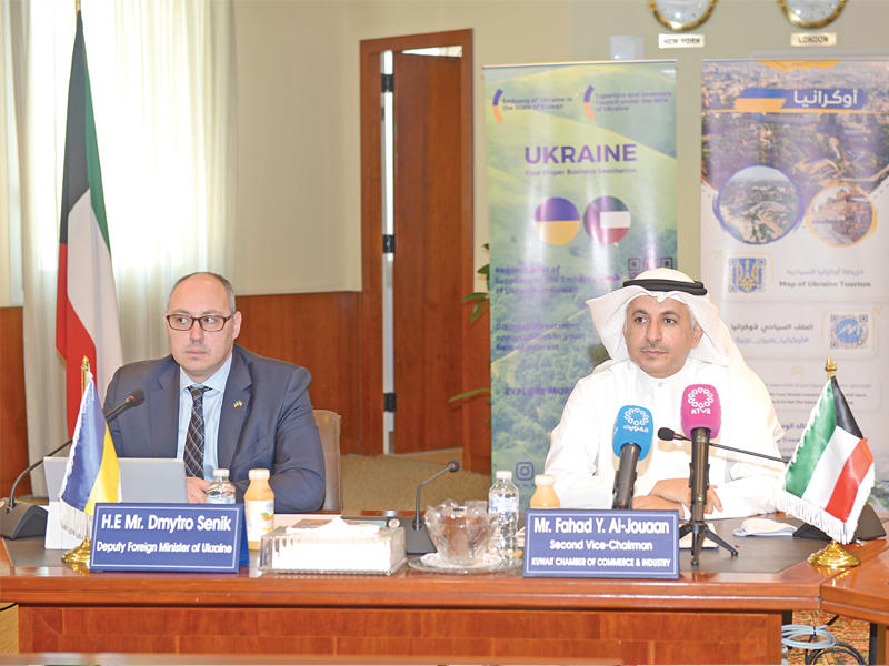 النائب الثاني لرئيس غرفة تجارة وصناعة الكويت فهد الجوعان ونائب وزير خارجية أوكرانيا ديميترو سينيك خلال الفعالية