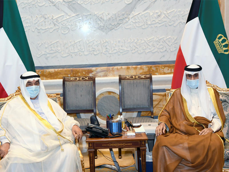  سمو أمير البلاد الشيخ نواف الأحمد مستقبلاً سمو الشيخ ناصر المحمد أمس