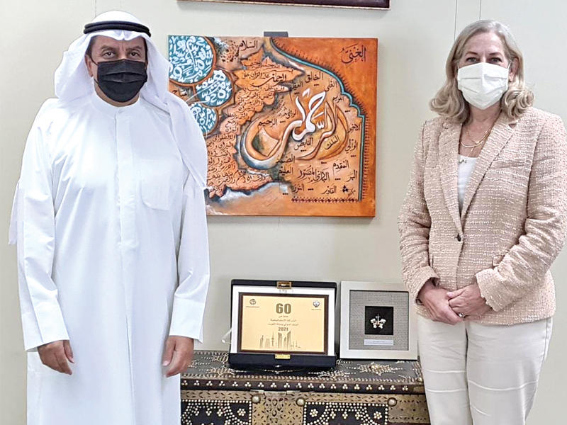 السفيرة الأميركية لدى البلاد آلينا رومانوسكي خلال لقائها العضو المنتدب للهيئة العامة للاستثمار غانم الغنيمان