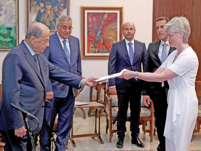 رئيس الجمهورية اللبنانية ميشال عون يتسلم أوراق اعتماد سفيرة آيسلندا الجديدة أمس (دالاتي ونهرا)
