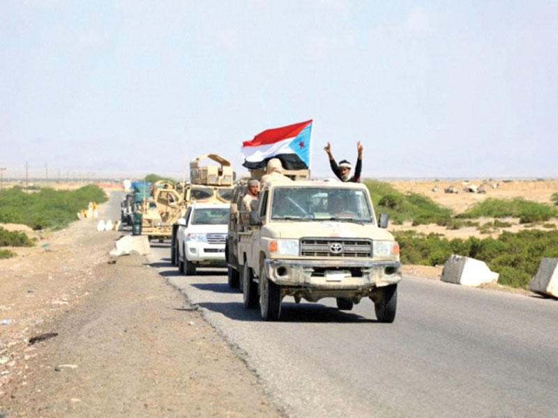 رئيس الوزراء اليمني معين عبدالملك وعدد من الوزراء إلى العاصمة المؤقتة عدن