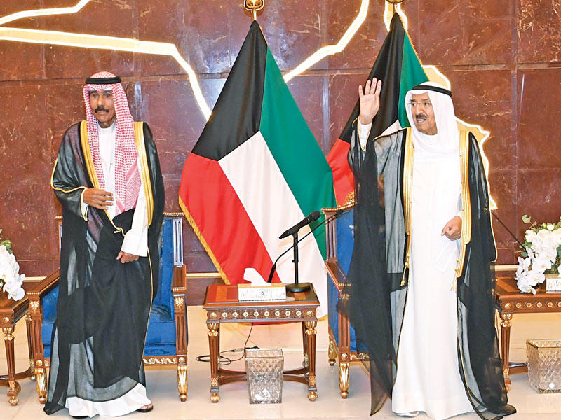 سمو أمير البلاد الشيخ نواف الأحمد مع الأمير الراحل الشيخ صباح الأحمد