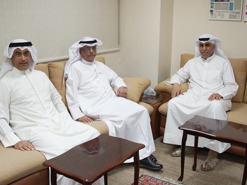  رئيس اللجنة المركزية في المنبر الديمقراطي الكويتي بندر الخيران وعضو اللجنة المركزية، ولجنة المبادرات في المنبر الديمقراطي، أنور جمعة والزميل محمد راشد خلال اللقاء 