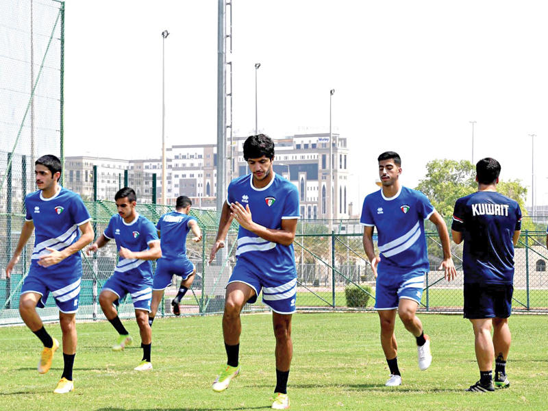 جانب من تدريب الأولمبي أمس بمجمع السلطان قابوس