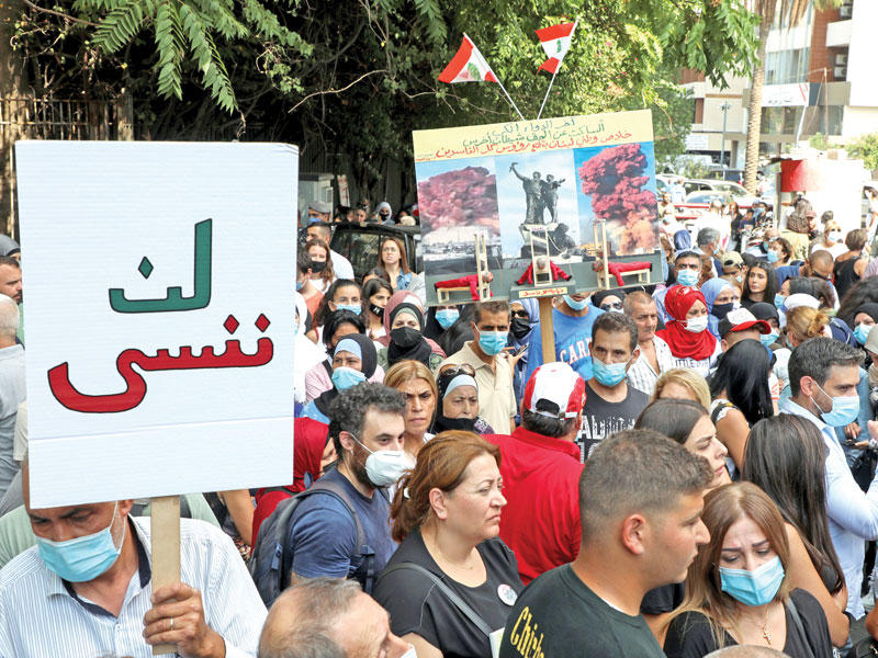 جانب من تظاهر مئات اللبنانيين يتقدمهم أهالي ضحايا انفجار مرفأ بيروت أمس، أمام قصر العدل في بيروت، احتجاجاً على تعليق التحقيق في القضية  (رويترز)