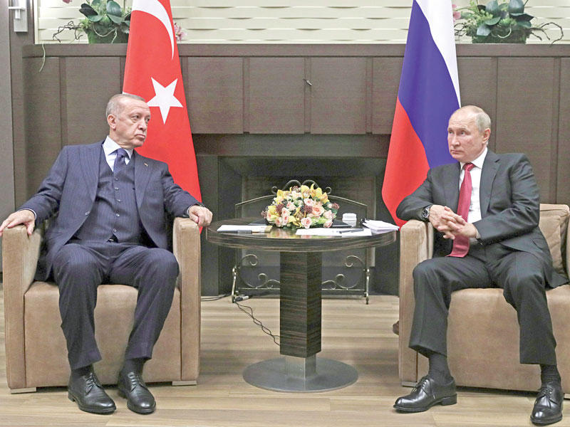 الرئيس التركي رجب طيب إردوغان ونظيره الروسي فلاديمير بوتين  خلال المحادثات الثنائية في سوتشي أمس (رويترز)