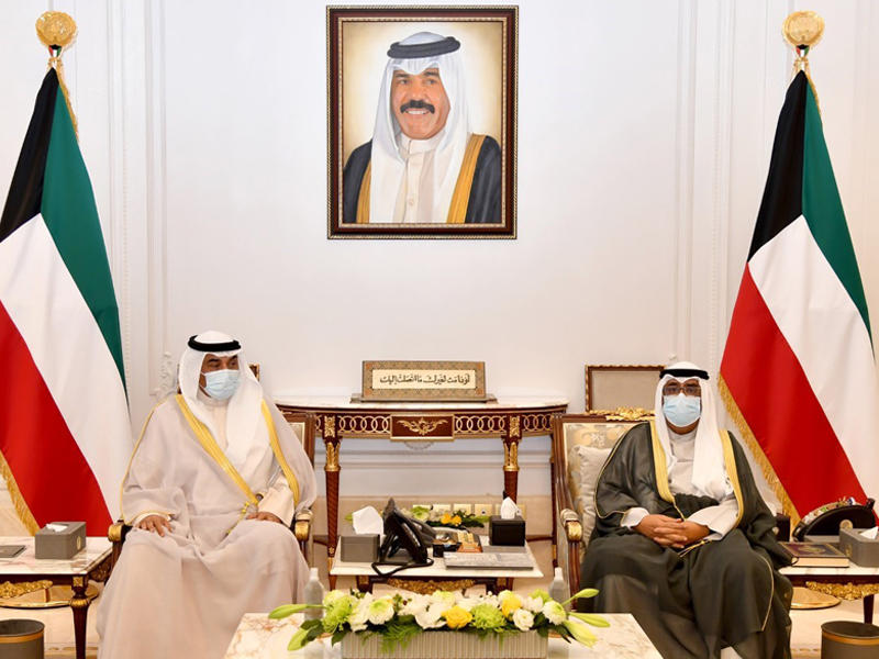  سمو ولي العهد الشيخ مشعل الأحمد مستقبلاً رئيس مجلس الوزراء سمو الشيخ صباح الخالد أمس 