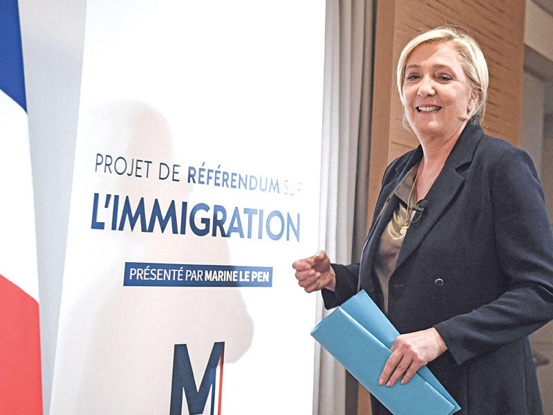 زعيمة اليمين المتطرّف في فرنسا مارين لوبن لدى وصولها لبدء مؤتمرها الصحافي في باريس أمس الأول (ا ف ب)