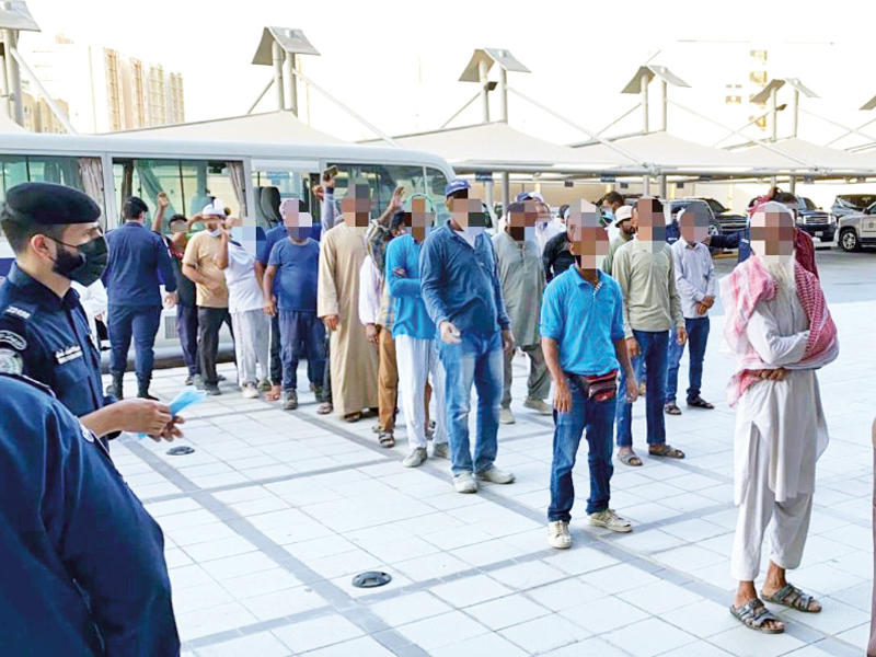 العمال المخالفون خلال الحملة 