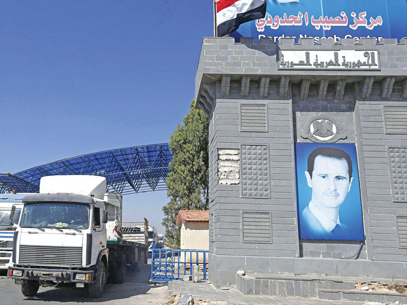 شاحنات تدخل إلى سورية من الأردن أمس الأول مع فتح الحدود رسمياً   (أ ف ب) 