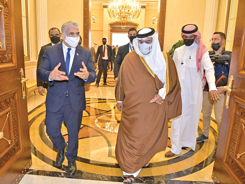 ولي عهد البحرين الأمير سلمان بن حمد آل خليفة مستقبلاً وزير الخارجية الإسرائيلي يائير لابيد في المنامة أمس (رويترز)