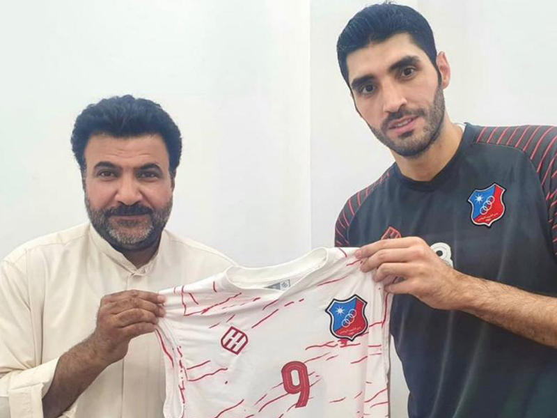 ناصر الرفاعي ومدير فريق الكويت منصور الشمريn