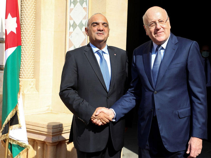 رئيس الوزراء بشر الخصاونة يصافح رئيس الوزراء اللبناني نجيب ميقاتي في قصر الحكومة في بيروت 