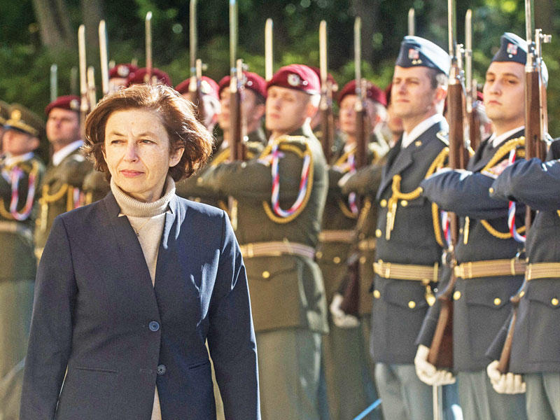 وزيرة الدفاع الفرنسية فلورنس بارلي في براغ أمس لتوقيع صفقة بيع مدافع هاوتزر (أ ف ب)