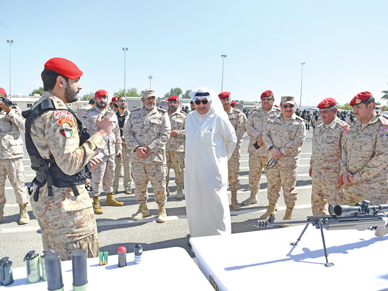 نائب رئيس مجلس الوزراء وزير الدفاع الشيخ حمد الجابر و رئيس الأركان العامة للجيش الفريق الركن خالد الصالح مع قيادات الشرطة العسكرية