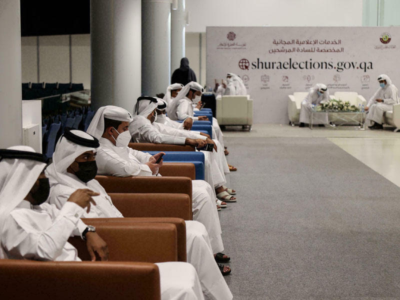 قطريون ينتظرون لتقديم ملفات ترشحهم لانتخابات مجلس الشورى.