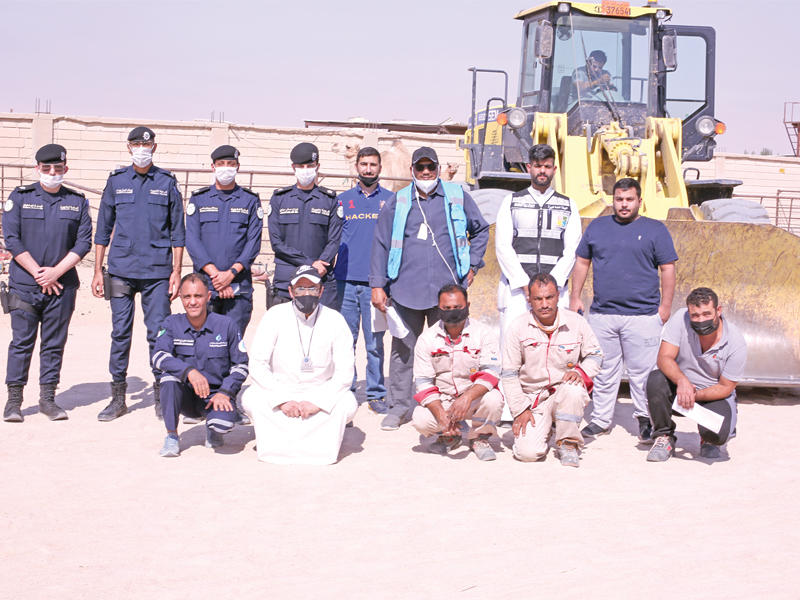 اللجنة الخماسية خلال مداهمتها حيازات الهجن 