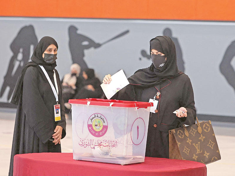 قطرية تدلي بصوتها في أحد مقار الاقتراع في الدوحة أمس (ا ف ب)n