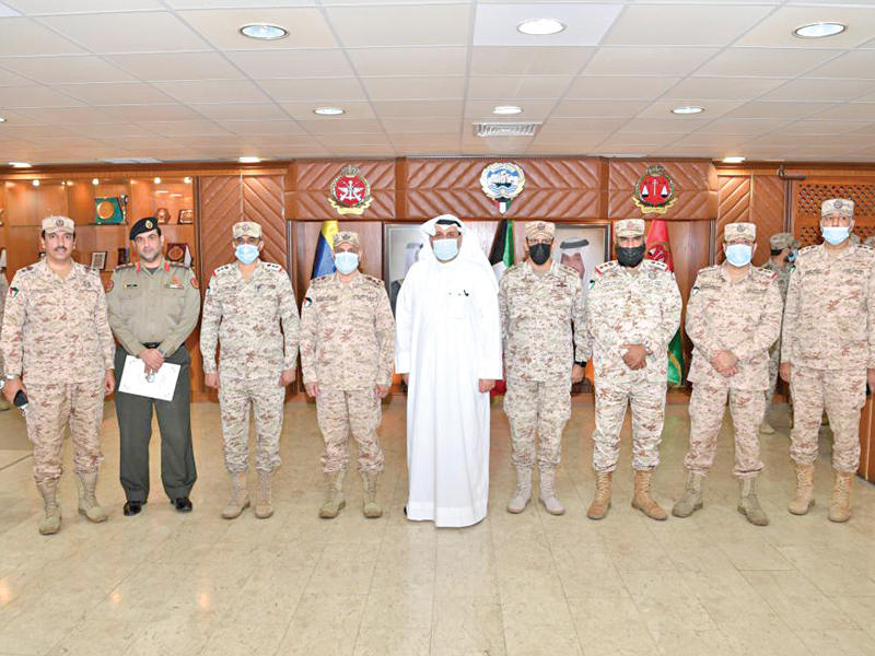 نائب رئيس مجلس الوزراء وزير الدفاع الشيخ حمد الجابر مع قيادات القضاء العسكري