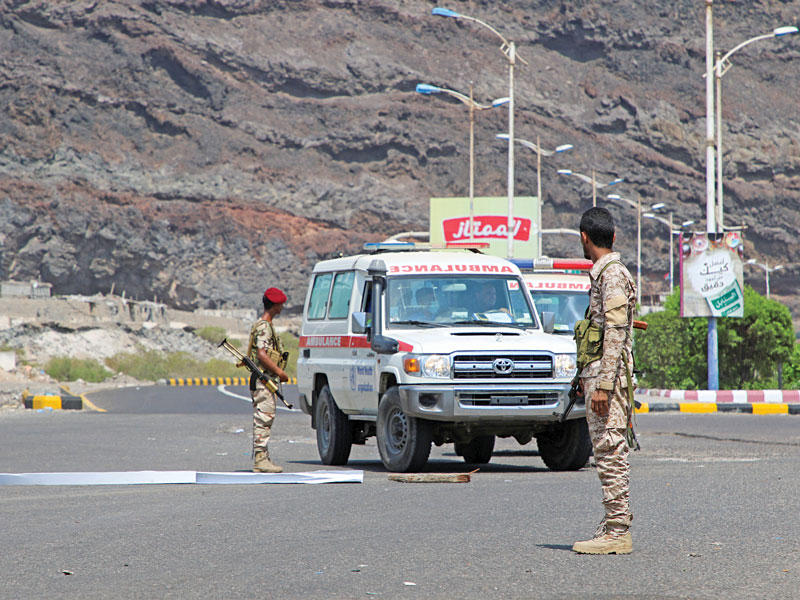 عناصر تابعة لـ«المجلس الانتقالي» عند نقطة أمنية في عدن أمس (رويترز)