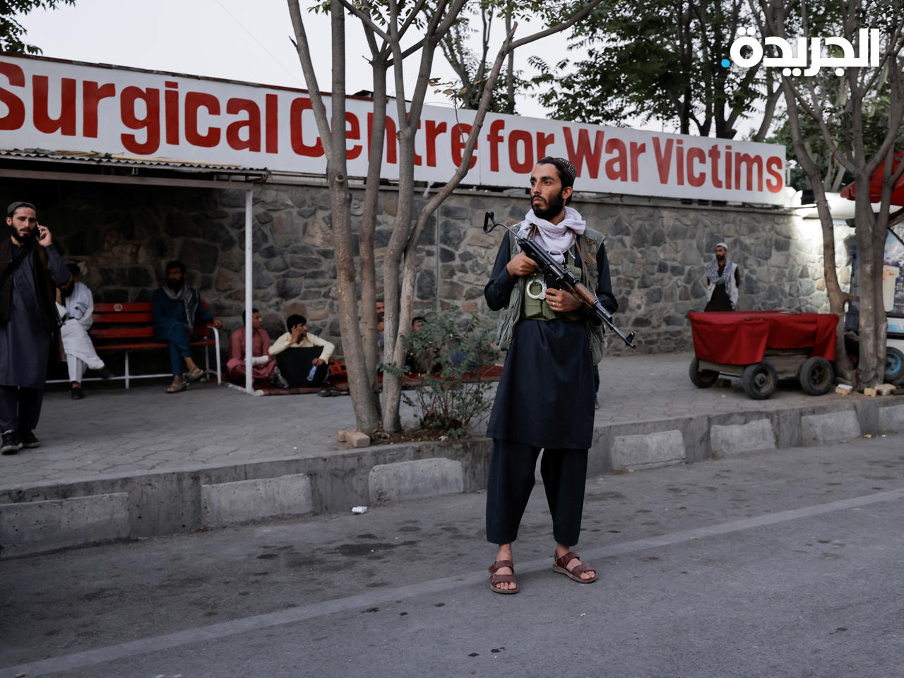 عنصر مسلح من قوات طالبان يقف خارج مستشفى للطوارئ
