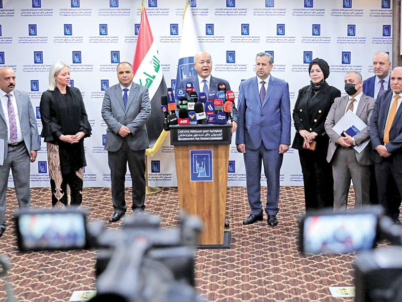 الرئيس العراقي برهم صالح خلال مؤتمرً صحافي بمقر المفوضية العليا للانتخابات في بغداد امس (رويترز)