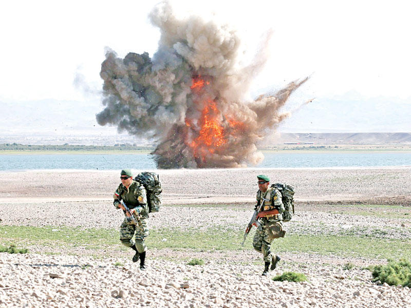 جنديان إيرانيان خلال مناورات على حدود أذربيجان (رويترز)