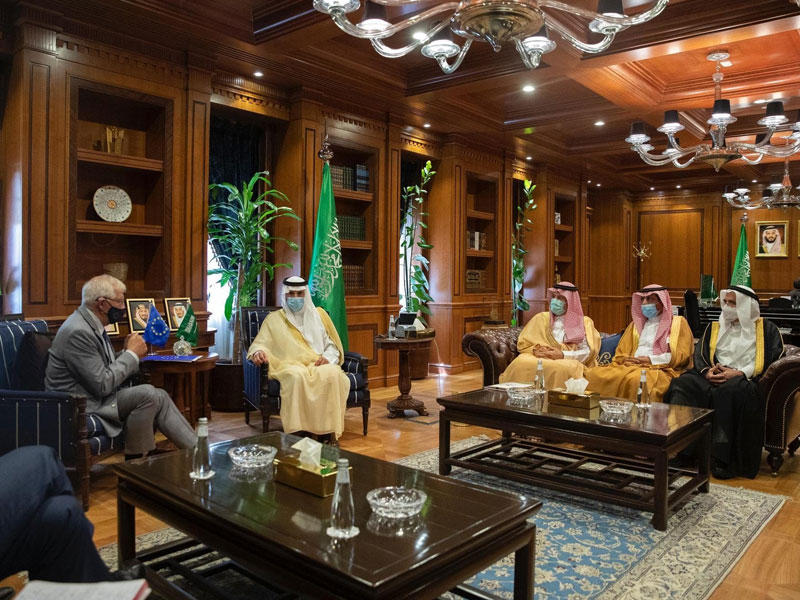 وزير الخارجية السعودي فيصل بن فرحان مع مسؤول السياسة الخارجية بالاتحاد الأوروبي جوزيب بوريل 