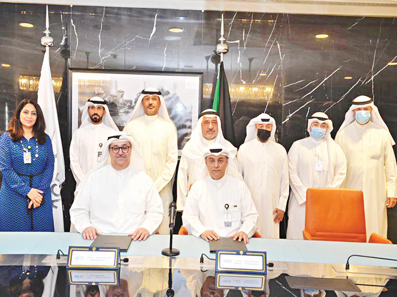 المضف ومسؤولو البنك الأهلي خلال توقيع البروتوكول