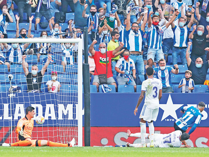 دي توماس نجم إسبانيول يحرز هدفه في مرمى ريال مدريد