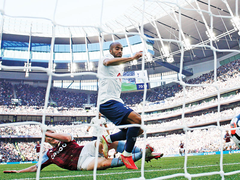 لوكاس مورا نجم توتنهام يسجل هدفاً في مرمى آستون فيلا