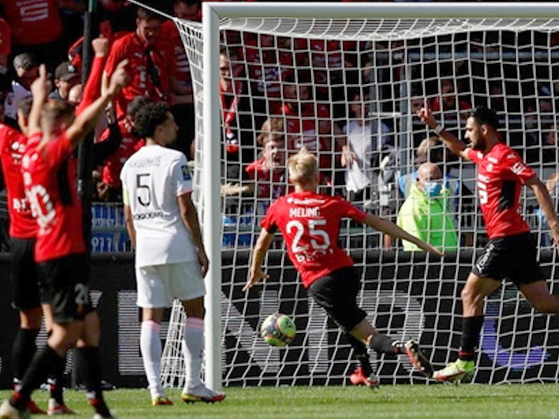 لاعبو رين يحتفلون 