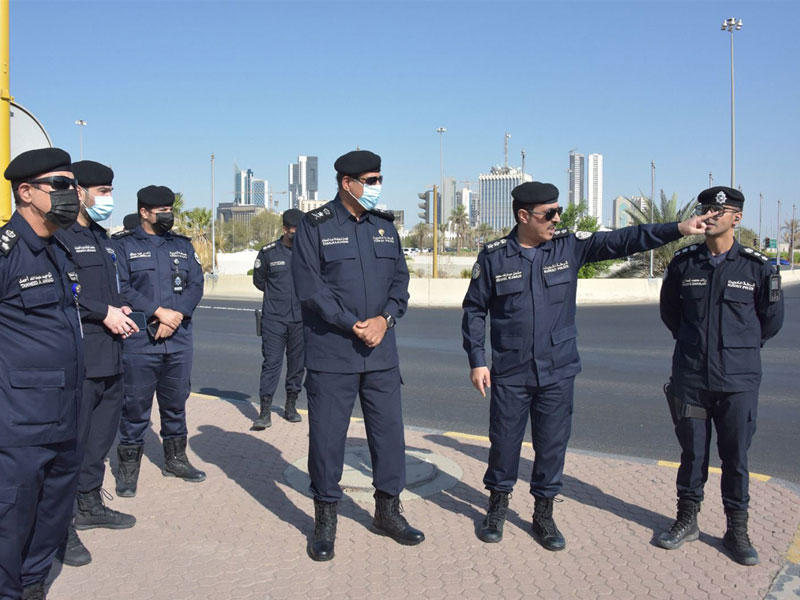  وكيل وزارة الداخلية يتفقد الطرق والتقاطعات والمحاور الرئيسية والسريعة للاطمئنان على انسيابية الحركة المرورية مع أول يوم في العام الدراسي الجديد 