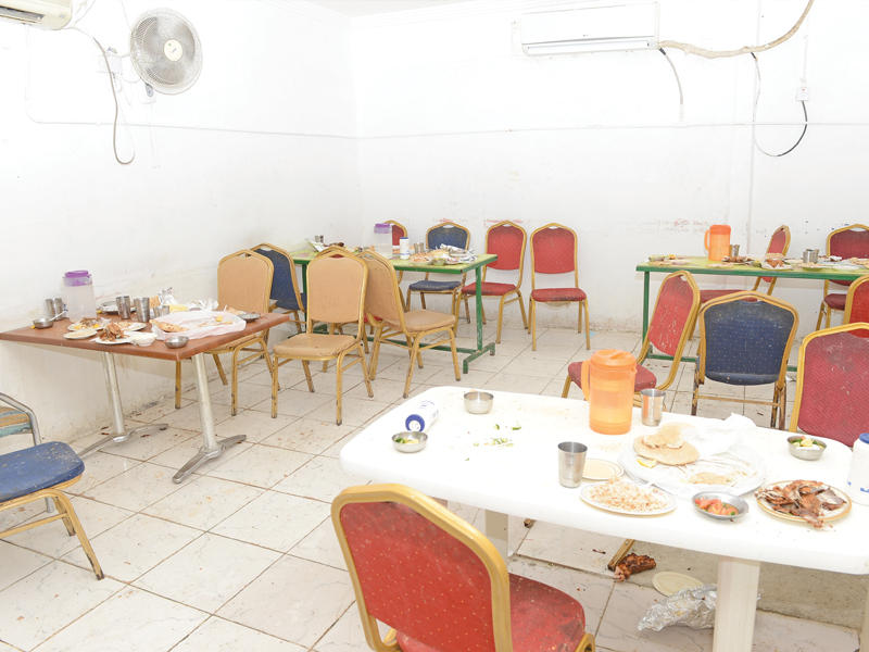 مطاعم مخالفة للقانون والاشتراطات الصحية في الجليب (تصوير جورج ريجي)