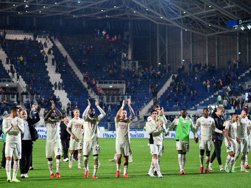 فرحة لاعبي ميلان بعد انتهاء المباراة