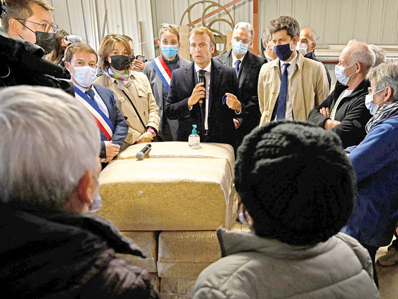 ارئيس الفرنسي إيمانويل ماكرون يزور مركزاً لحماية الحيوانات في غراي أمس (أ ف ب)