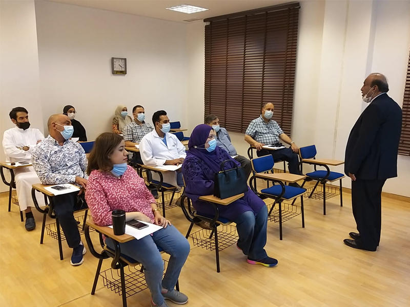  رئيس مجلس إدارة الحملة الوطنية للتوعية من مرض السرطان «كان» د. خالد الصالح خلال الدورة التدريبية