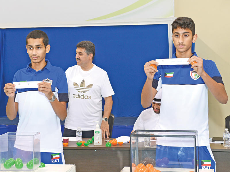 جانب من إجراء القرعة