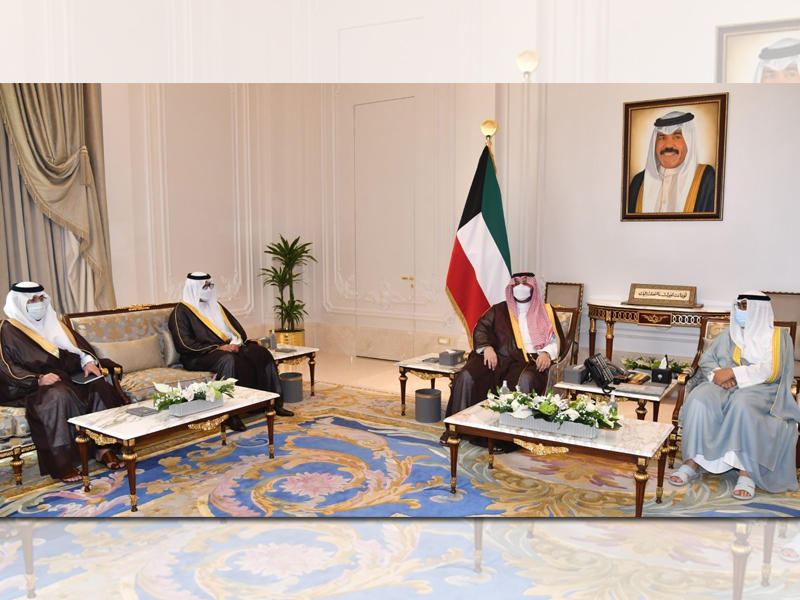 سمو نائب الأمير ولي العهد الشيخ مشعل الأحمد مستقبلا تركي بن محمد والوفد المرافق أمس